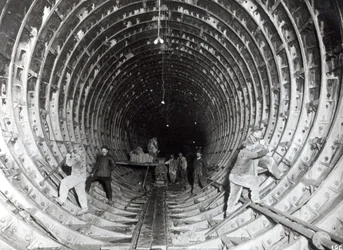 Tunnel onder de rivier de Seine stroomafwaarts van de Pont de la Concorde richting de Opera, 25 maart 1911